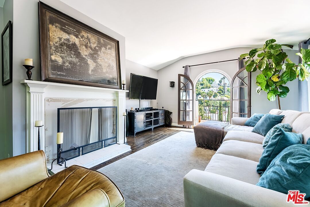 6919 Camrose Dr Los Angeles, CA 90068 - Thumbnail 3