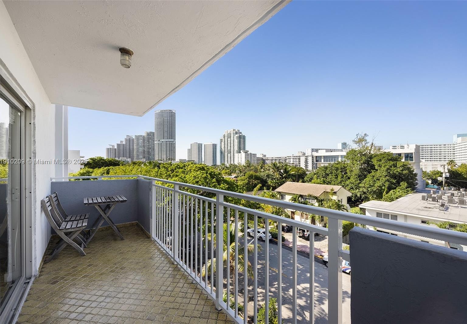 947 Lenox Ave APT 501 Miami Beach, FL 33139 - Thumbnail 3