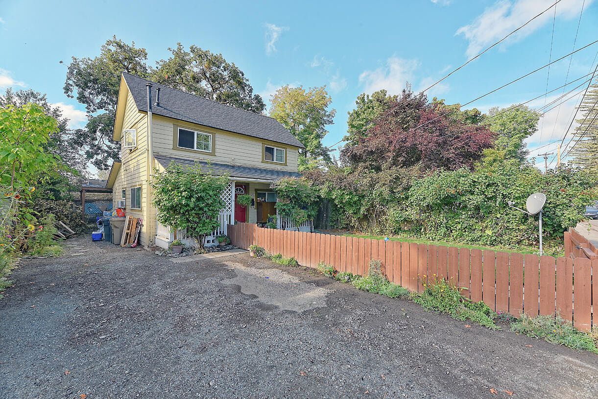 575 SW G St Grants Pass, OR 97526 - Thumbnail 3