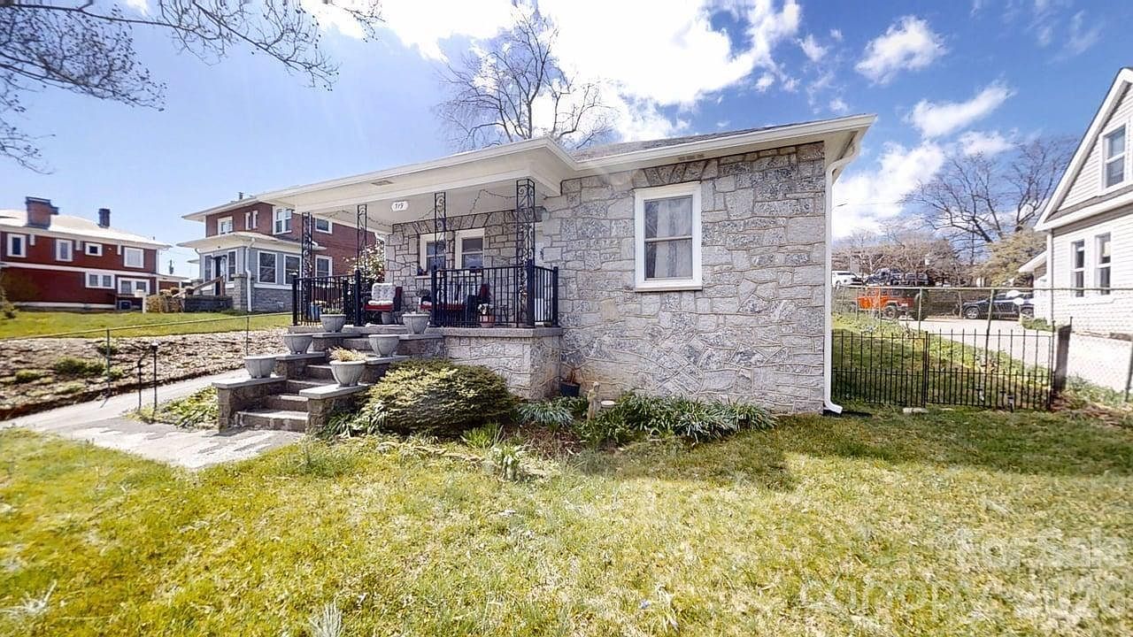 719 Oakland St Hendersonville, NC 28791 - Thumbnail 3