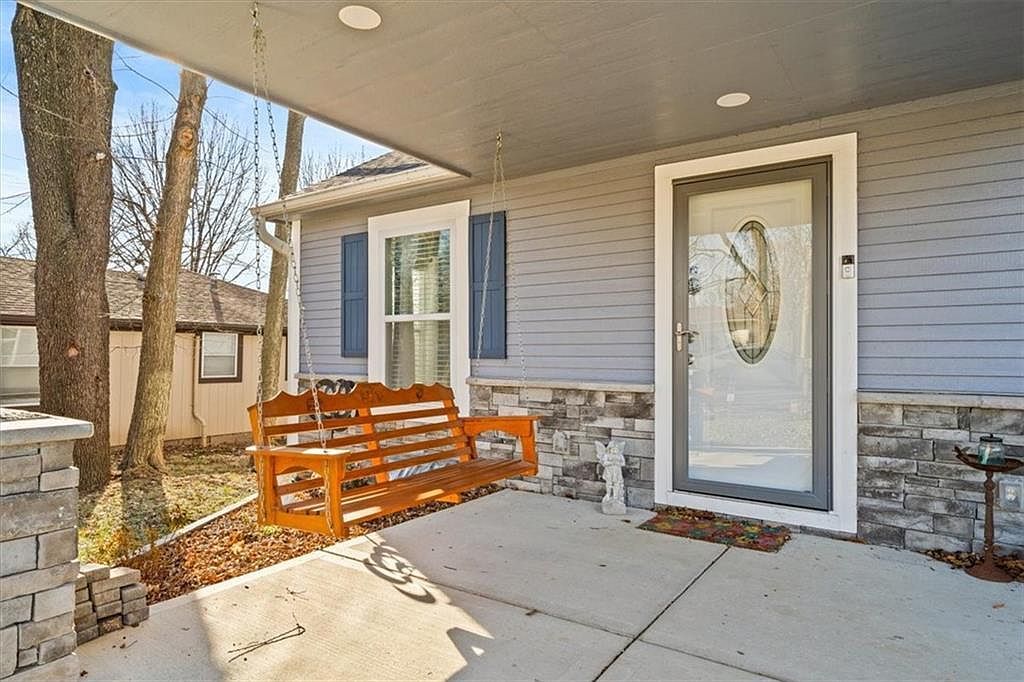 303 S Jackson St Spring Hill, KS 66083 - Thumbnail 3