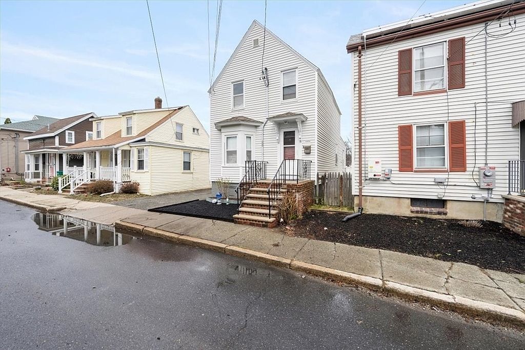 28 Everett St Woburn, MA 01801 - Thumbnail 3