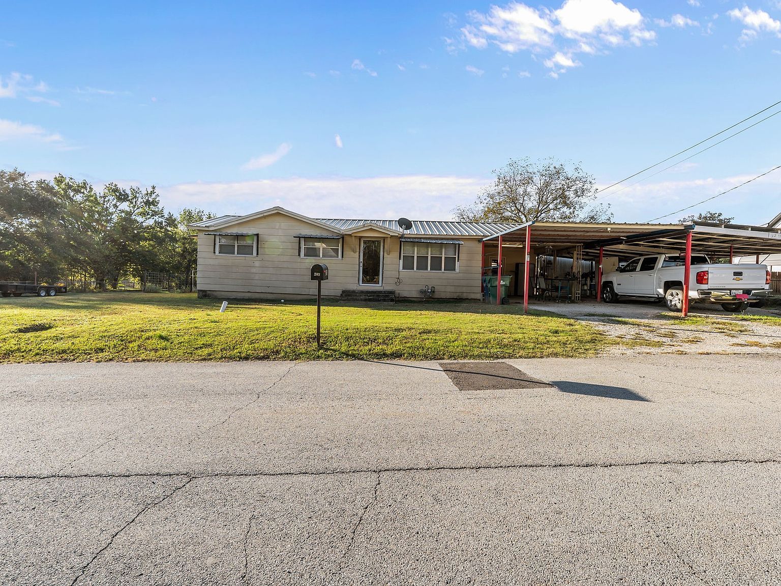 205 College St Chico, TX 76431 - Thumbnail 3