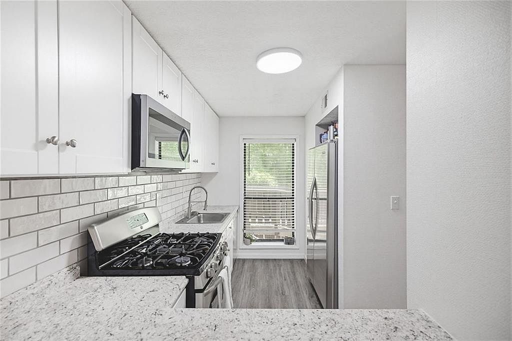 703 Woodcliff Dr Sandy Springs, GA 30350 - Thumbnail 3