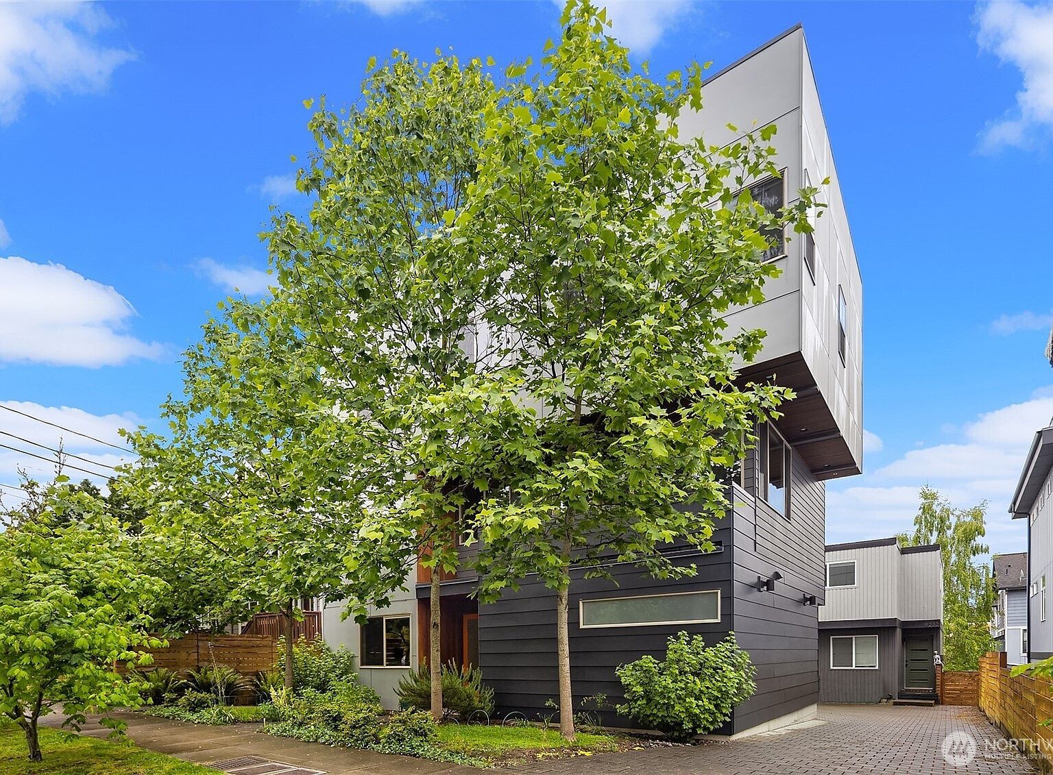9230 Interlake Ave N Seattle, WA 98103 - Thumbnail 3