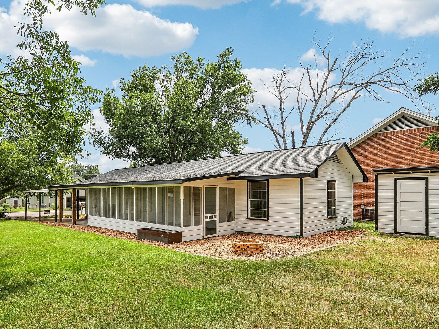 755 E Bellville St Giddings, TX 78942 - Thumbnail 3