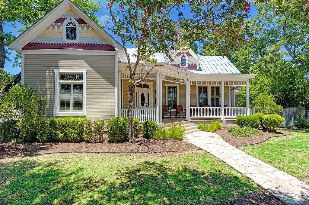 308 E Travis St Fredericksburg, TX 78624 - Thumbnail 3