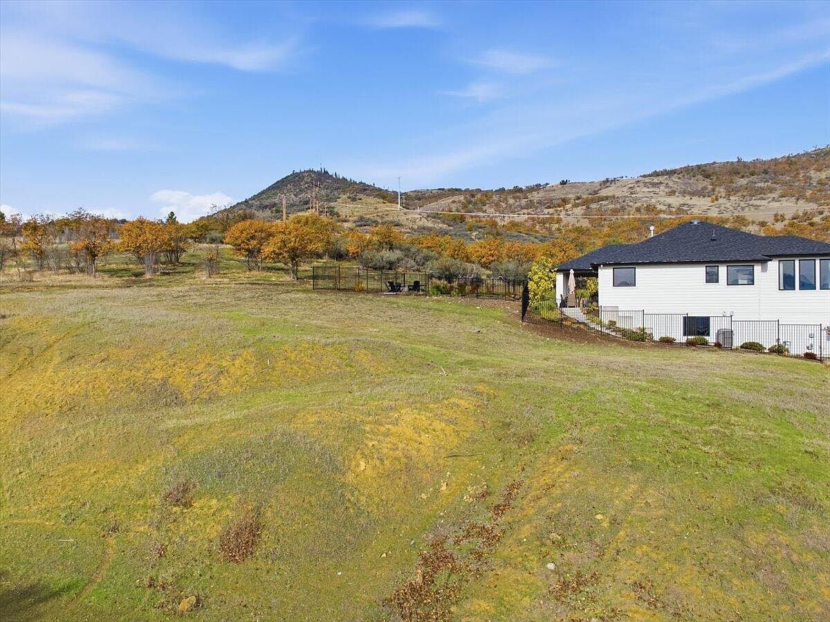 5726 Cherry Ln Medford, OR 97504 - Thumbnail 3