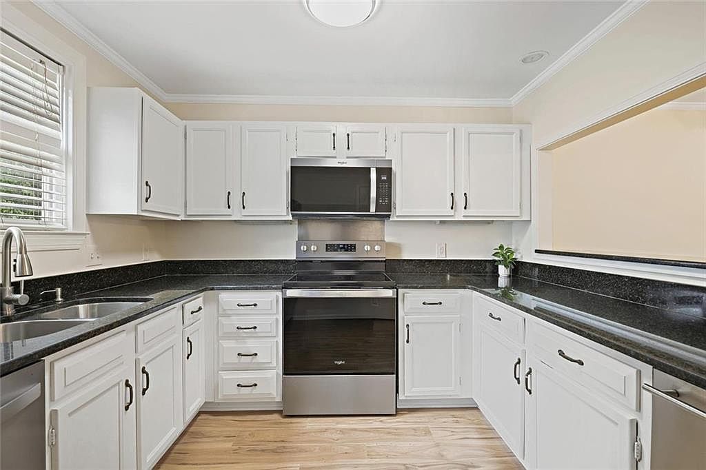 911 Hollyfax Cir Sandy Springs, GA 30328 - Thumbnail 3