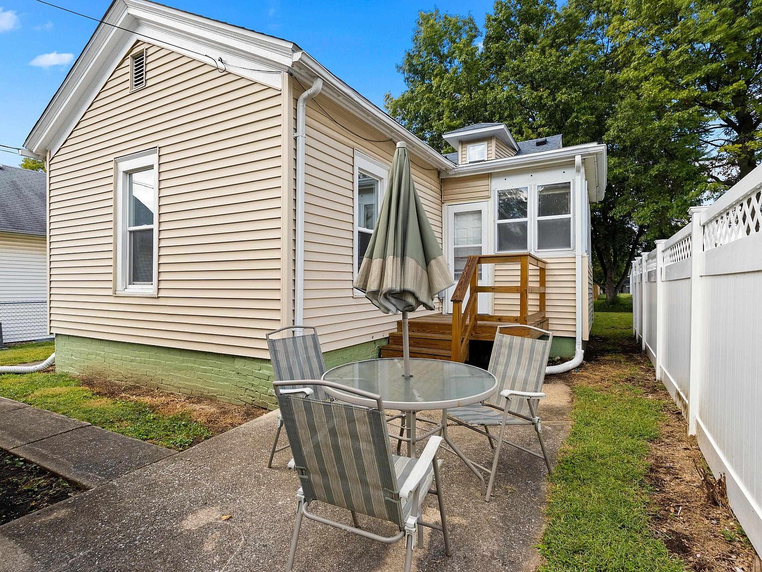 225 4th St Lincoln, IL 62656 - Thumbnail 3