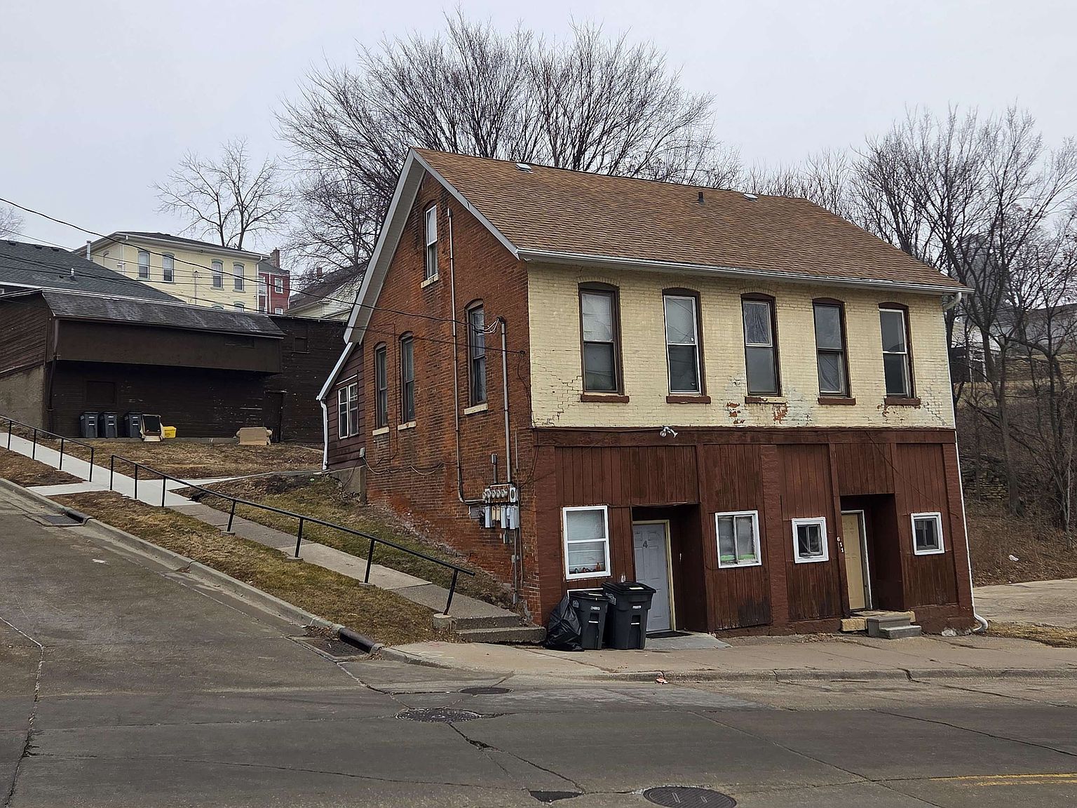 609-611 University Ave Dubuque, IA 52001 - Thumbnail 3