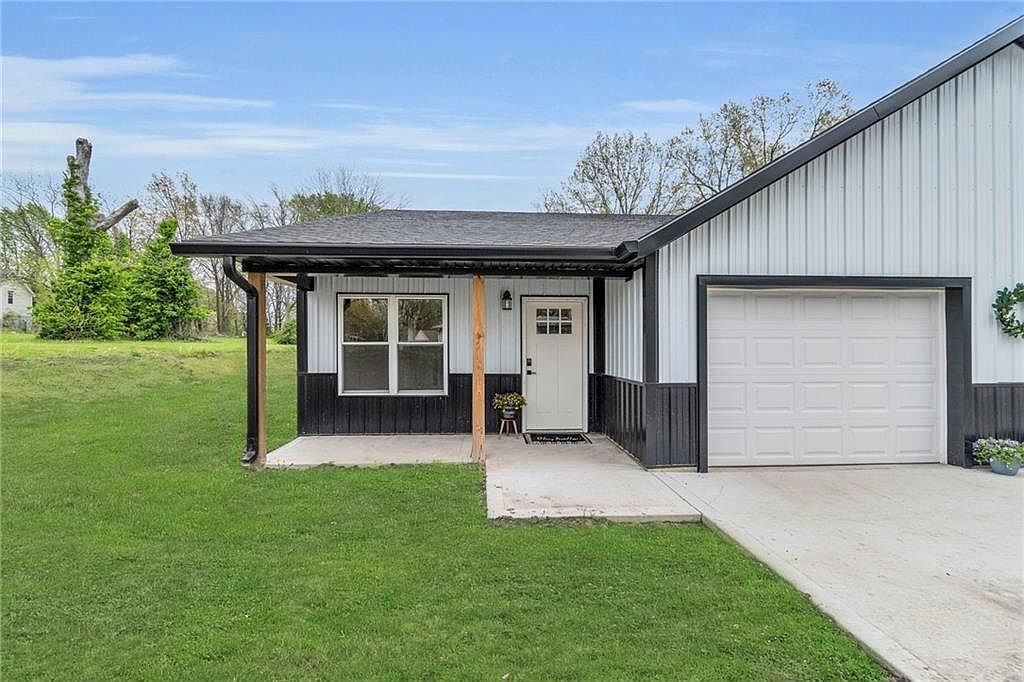 511 W McGaughy St Hamilton, MO 64644 - Thumbnail 3