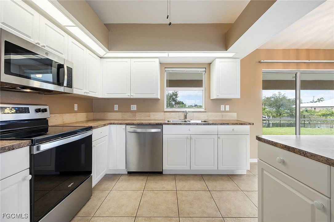 906 SW 11th Pl Cape Coral, FL 33991 - Thumbnail 3