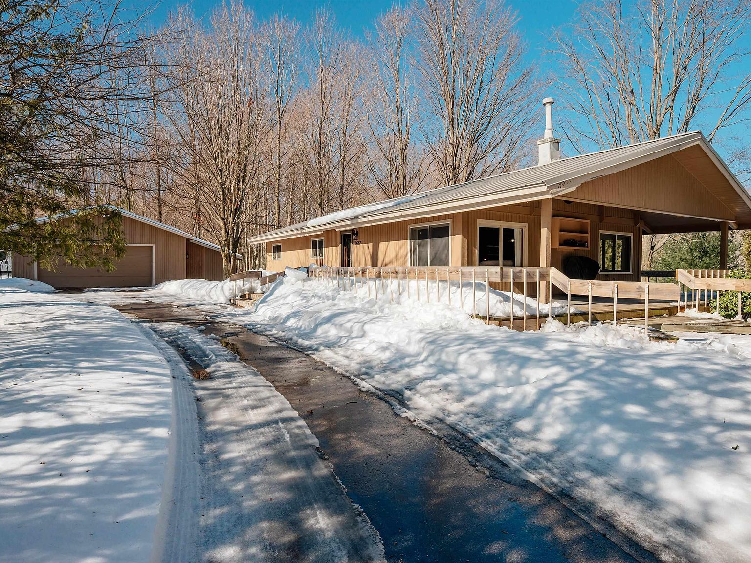 10667 S Timberlee Dr Traverse City, MI 49684 - Thumbnail 3