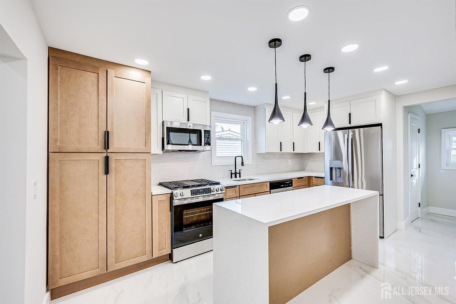 237 Mawbey St Woodbridge, NJ 07095 - Thumbnail 3