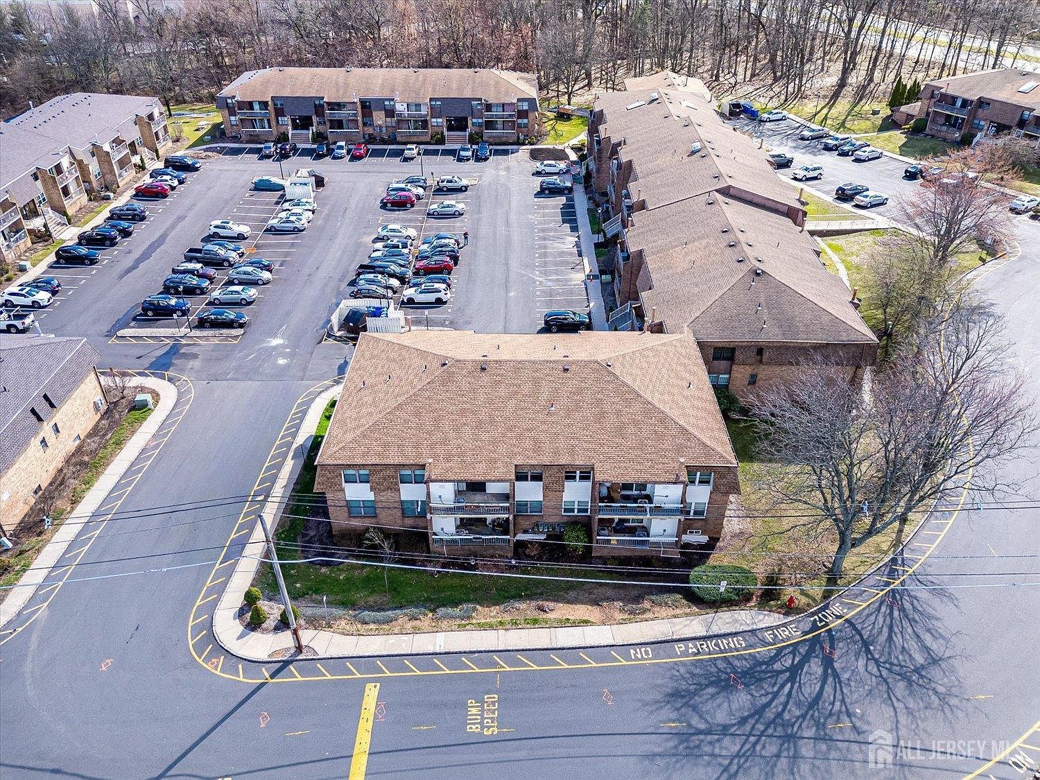 305 Sharon Garden Ct Woodbridge, NJ 07095 - Thumbnail 3