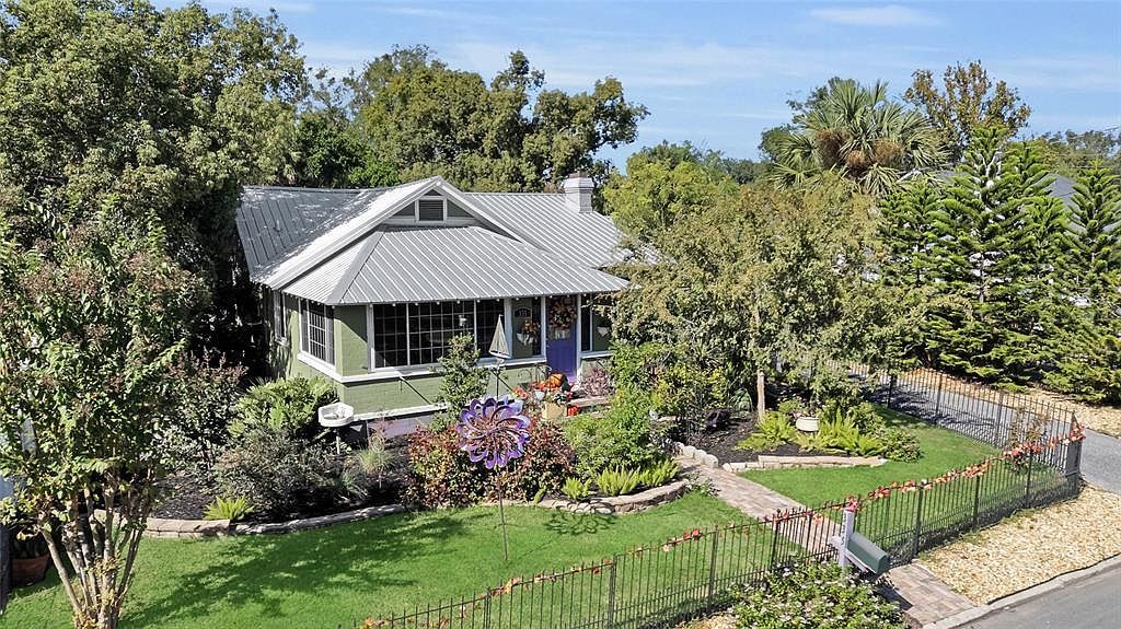 335 N Simpson St Mount Dora, FL 32757 - Thumbnail 3