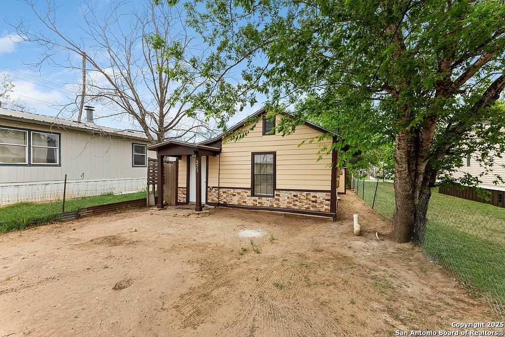 373 Avenue I Poteet, TX 78065 - Thumbnail 3