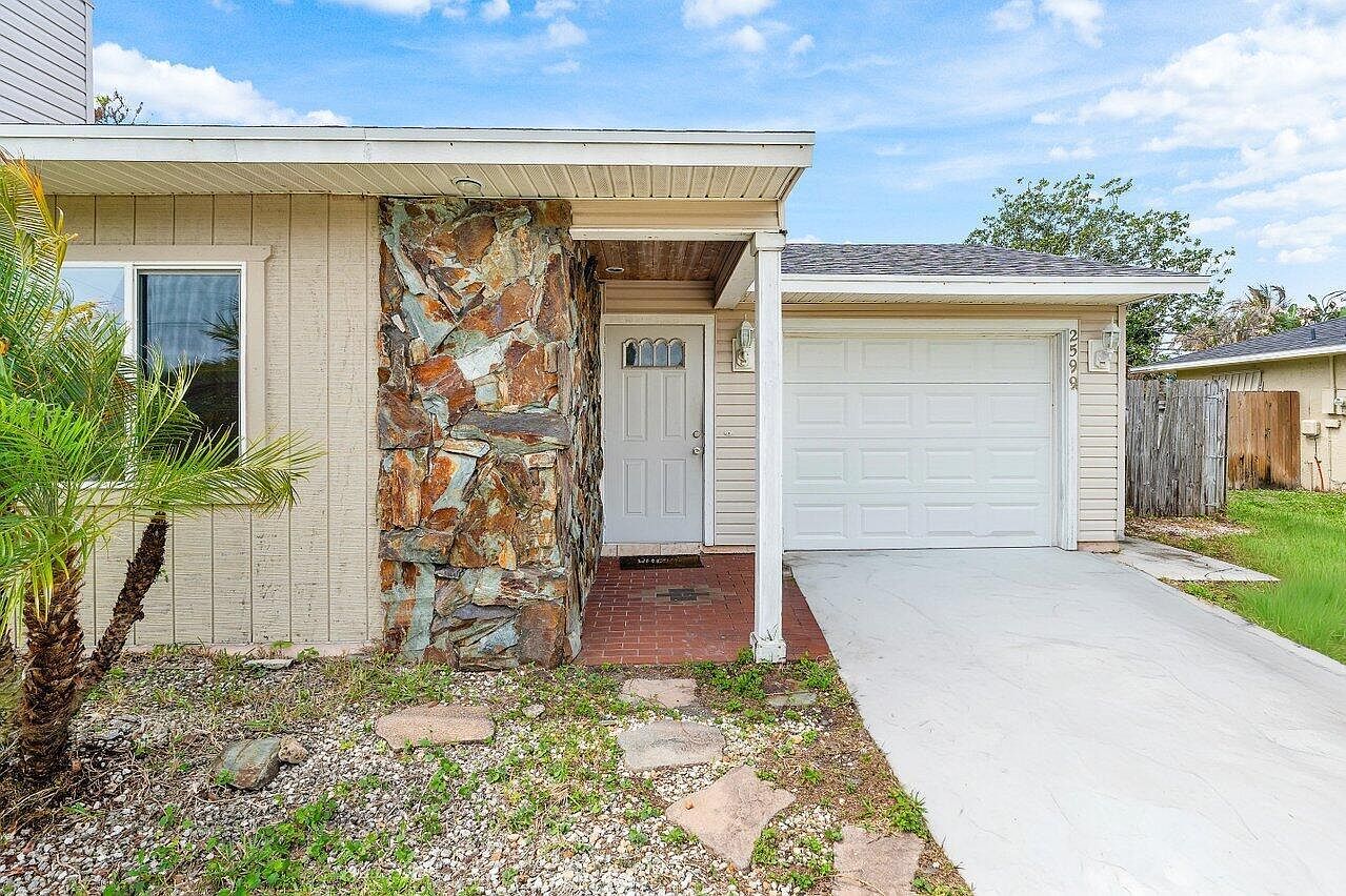 2599 SE Grand Dr Port Saint Lucie, FL 34952 - Thumbnail 3