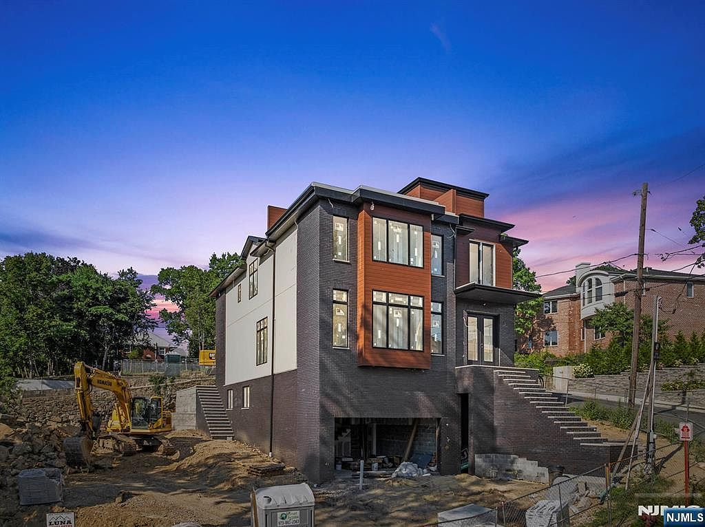 61 Edgewater Rd Cliffside Park, NJ 07010 - Thumbnail 3