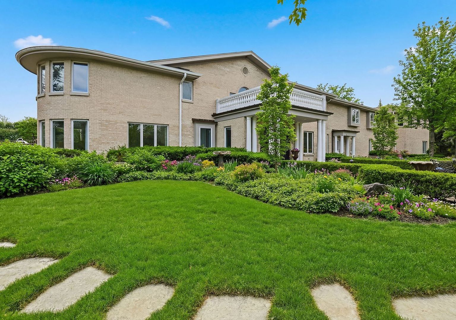 1877 Banbury Rd Inverness, IL 60067 - Thumbnail 3