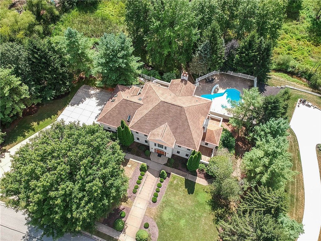 1561 Barrington Dr Wexford, PA 15090 - Thumbnail 3