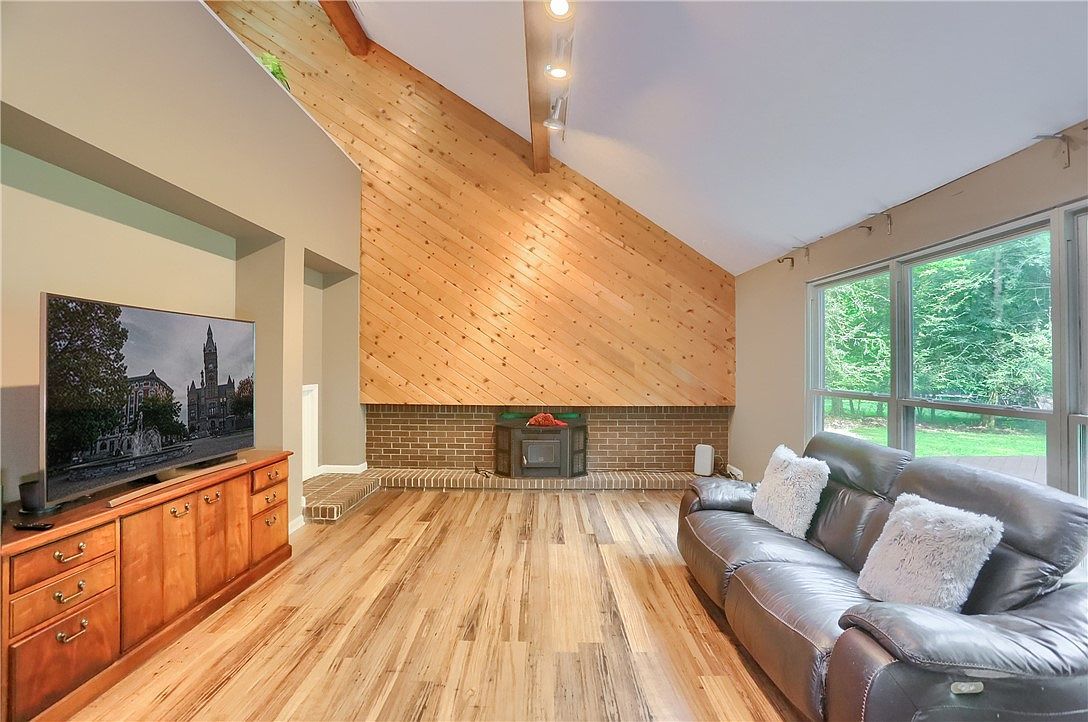 1259 Lakevue Dr Butler, PA 16002 - Thumbnail 3