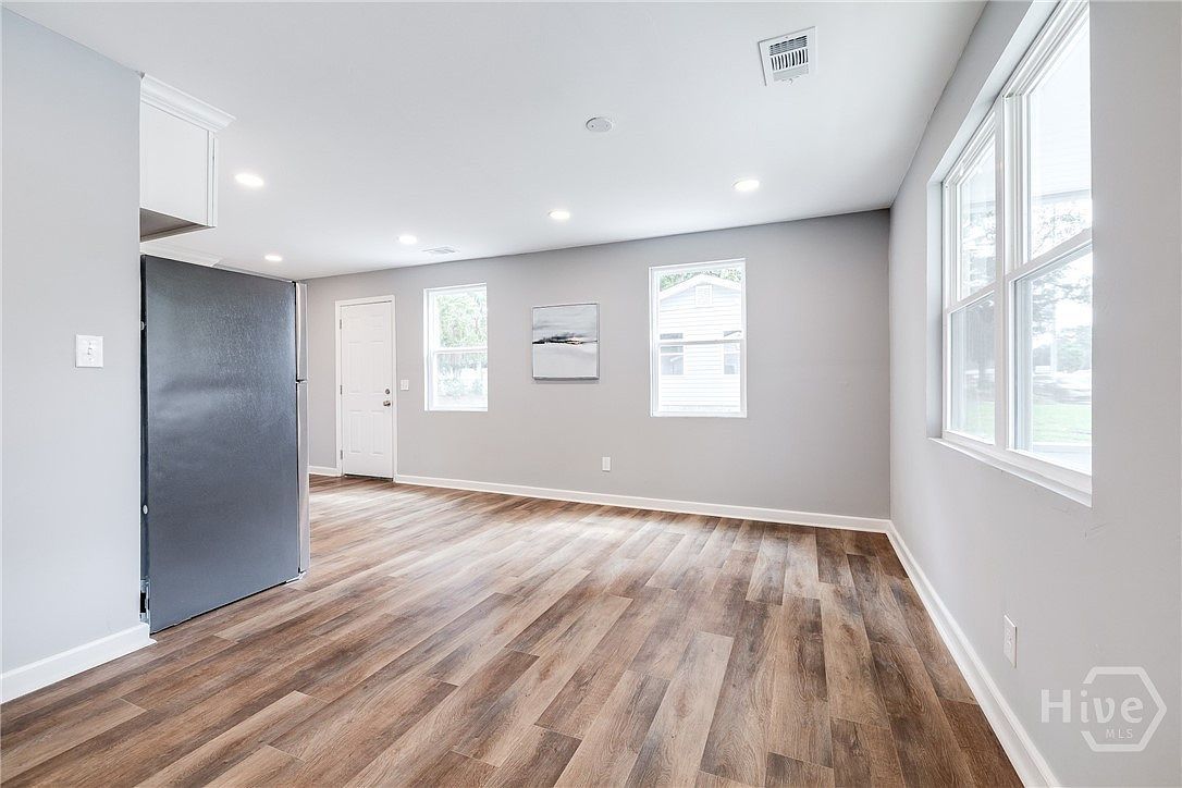 504 E Montgomery Cross Rd Savannah, GA 31406 - Thumbnail 3