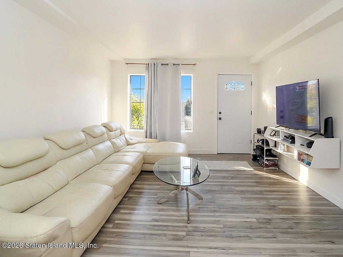 61 Daffodil Ln Staten Island, NY 10314 - Thumbnail 3