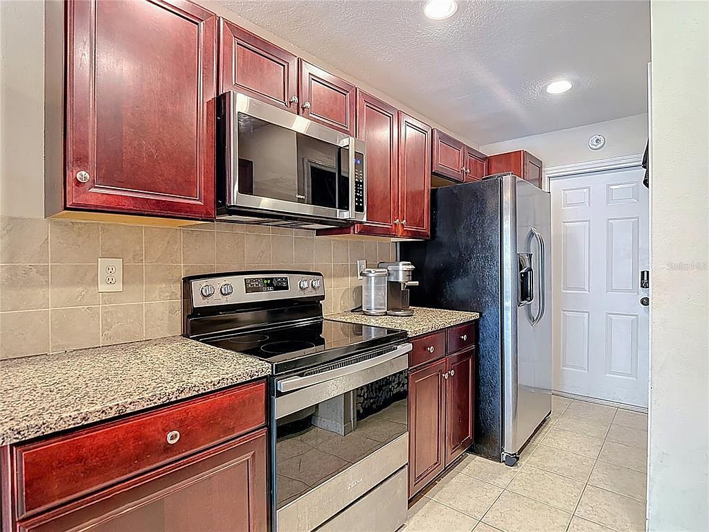 7385 Crestwood Dr Weeki Wachee, FL 34613 - Thumbnail 3