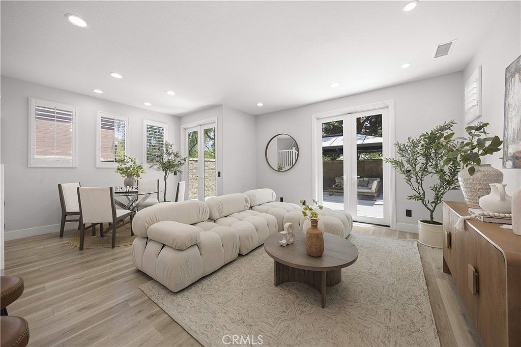 328 Flyers Ln Tustin, CA 92782 - Thumbnail 3