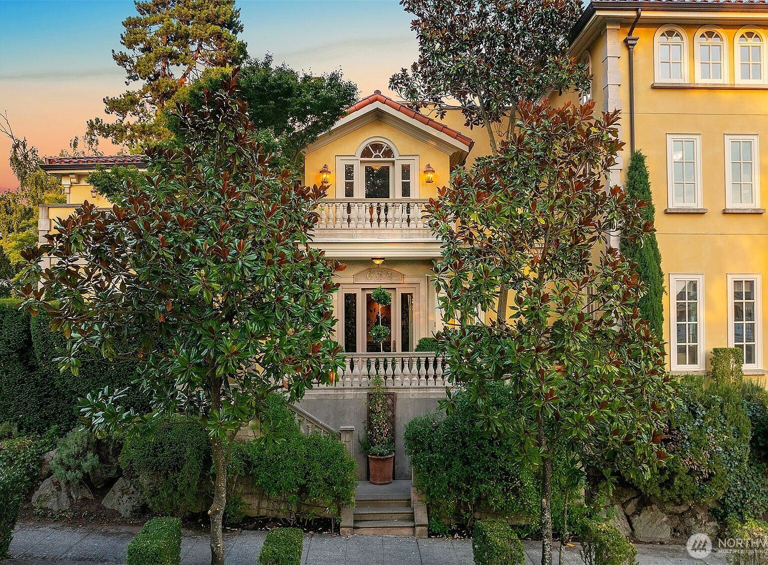 623 W Highland Dr Seattle, WA 98119 - Thumbnail 3