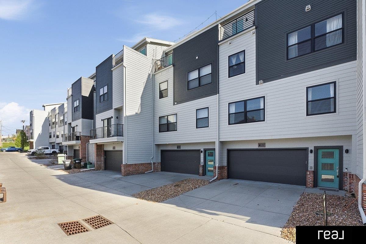3117 Mayberry Plz Omaha, NE 68105 - Thumbnail 3