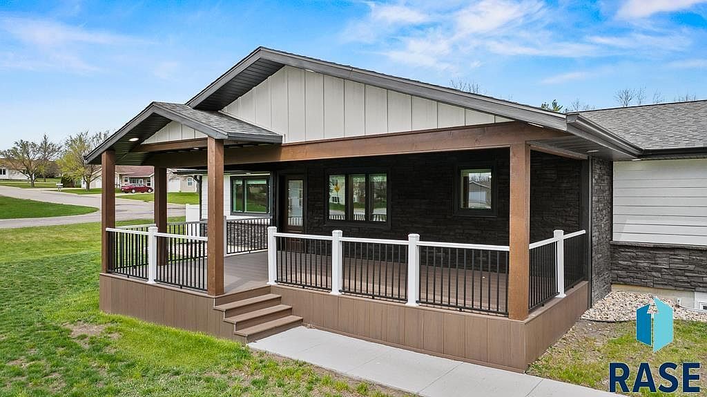 711 8th St W Clear Lake, SD 57226 - Thumbnail 3