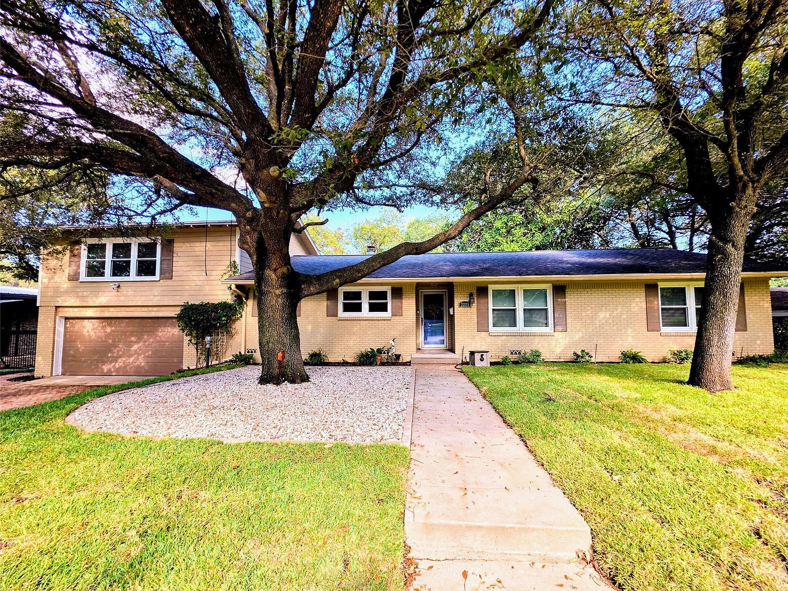 2225 Wooded Acres Dr Waco, TX 76710 - Thumbnail 3