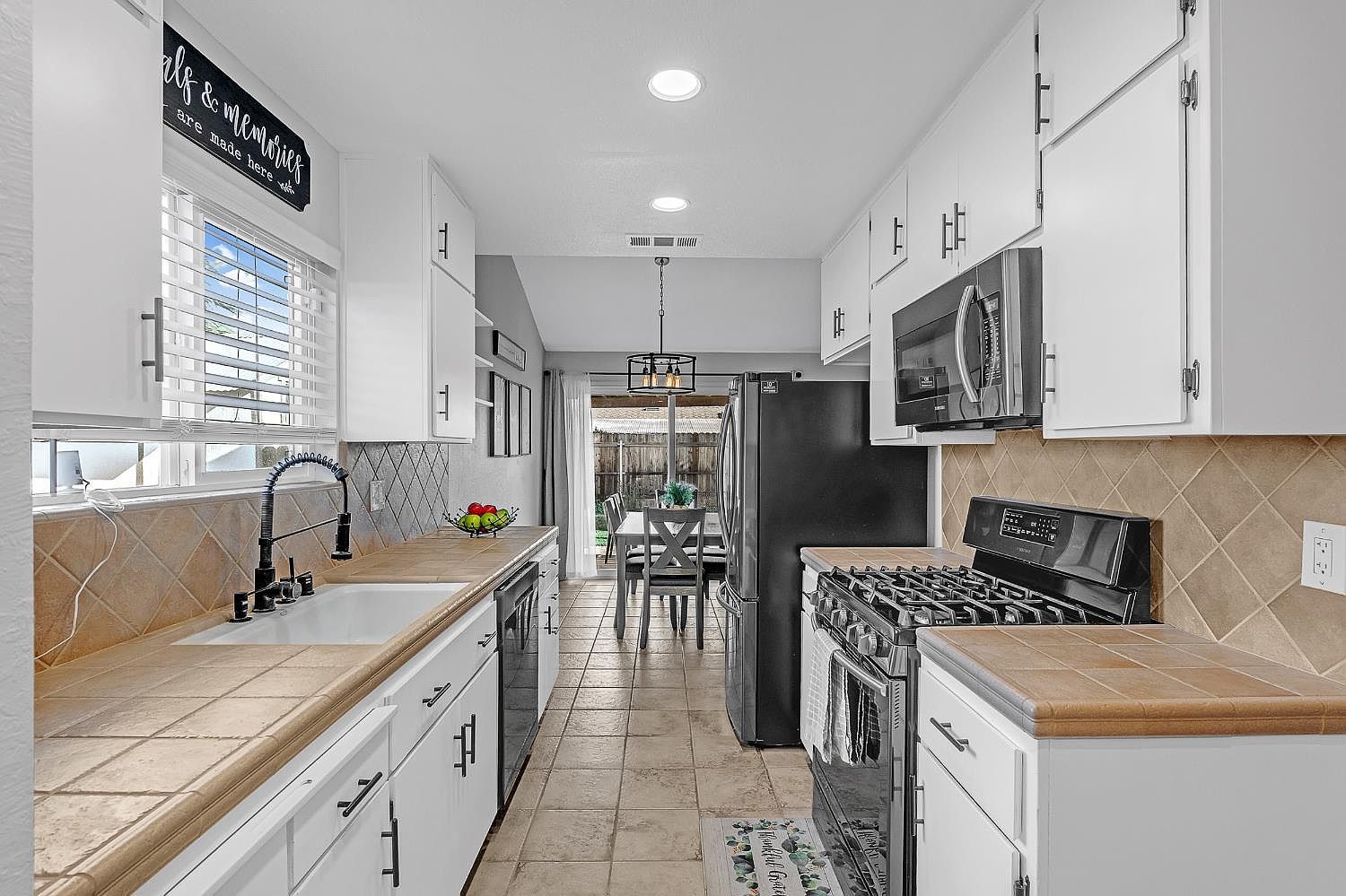 6221 Jack London Cir Sacramento, CA 95842 - Thumbnail 3