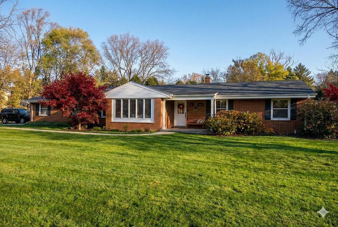 7864 N Green Bay Rd River Hills, WI 53217 - Thumbnail 3