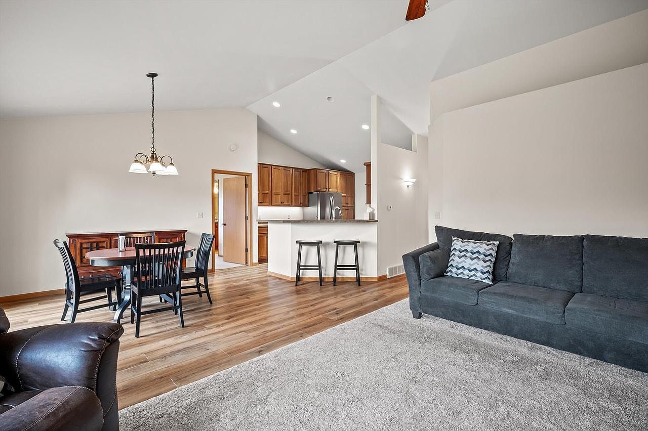 133 S 2nd St Oostburg, WI 53070 - Thumbnail 3