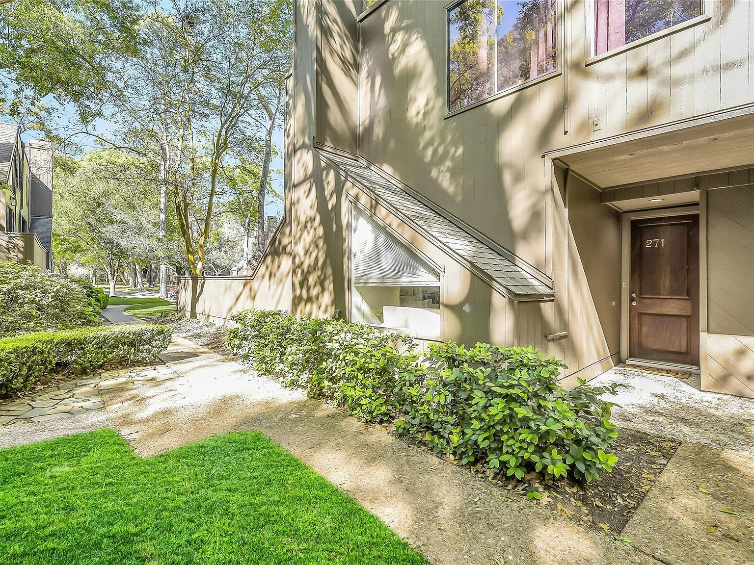 271 Litchfield Ln Houston, TX 77024 - Thumbnail 3