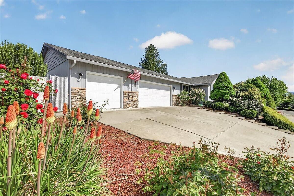 2390 Fairfield Dr Medford, OR 97504 - Thumbnail 3