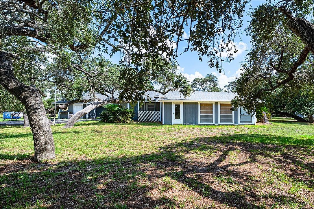 164 4th St Rockport, TX 78382 - Thumbnail 3