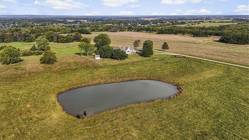 29300 Victory Rd Paola, KS 66071 - Thumbnail 3