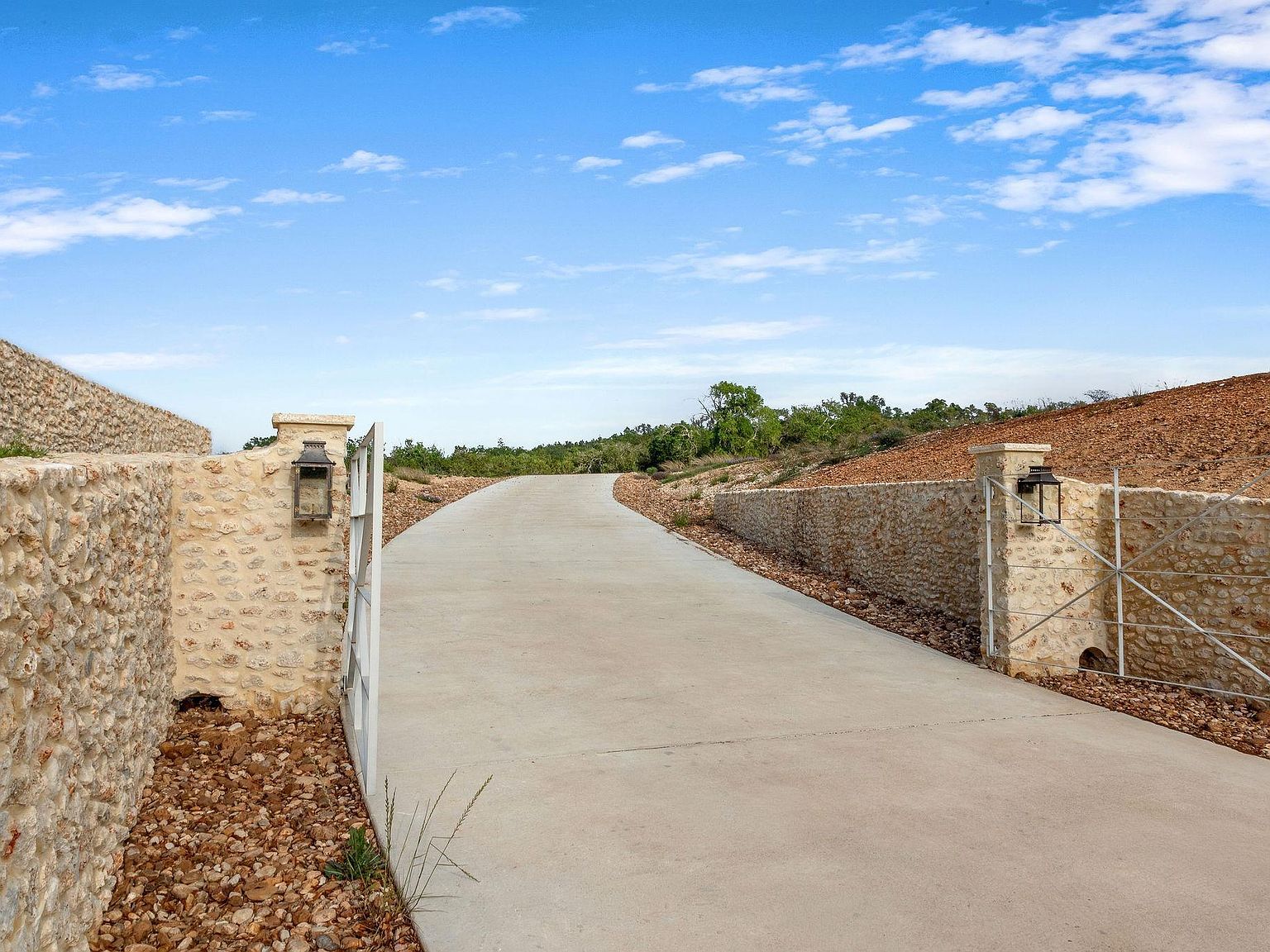 103 Mount Gainor Rd Dripping Springs, TX 78620 - Thumbnail 3