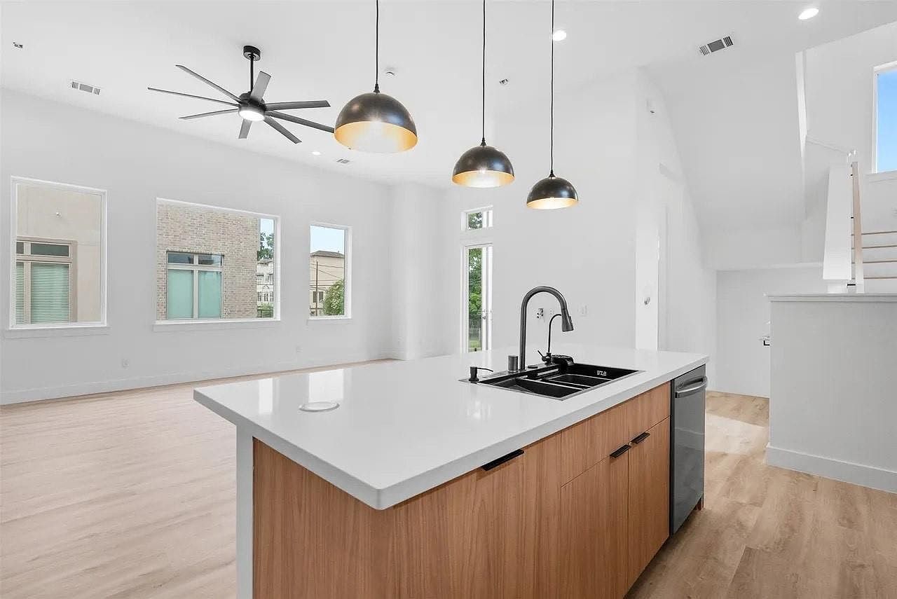 3405 Hutchins St Houston, TX 77004 - Thumbnail 3