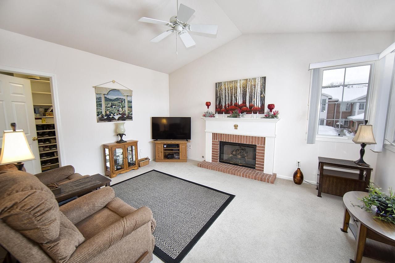 8991 Woodbridge Dr Greendale, WI 53129 - Thumbnail 3