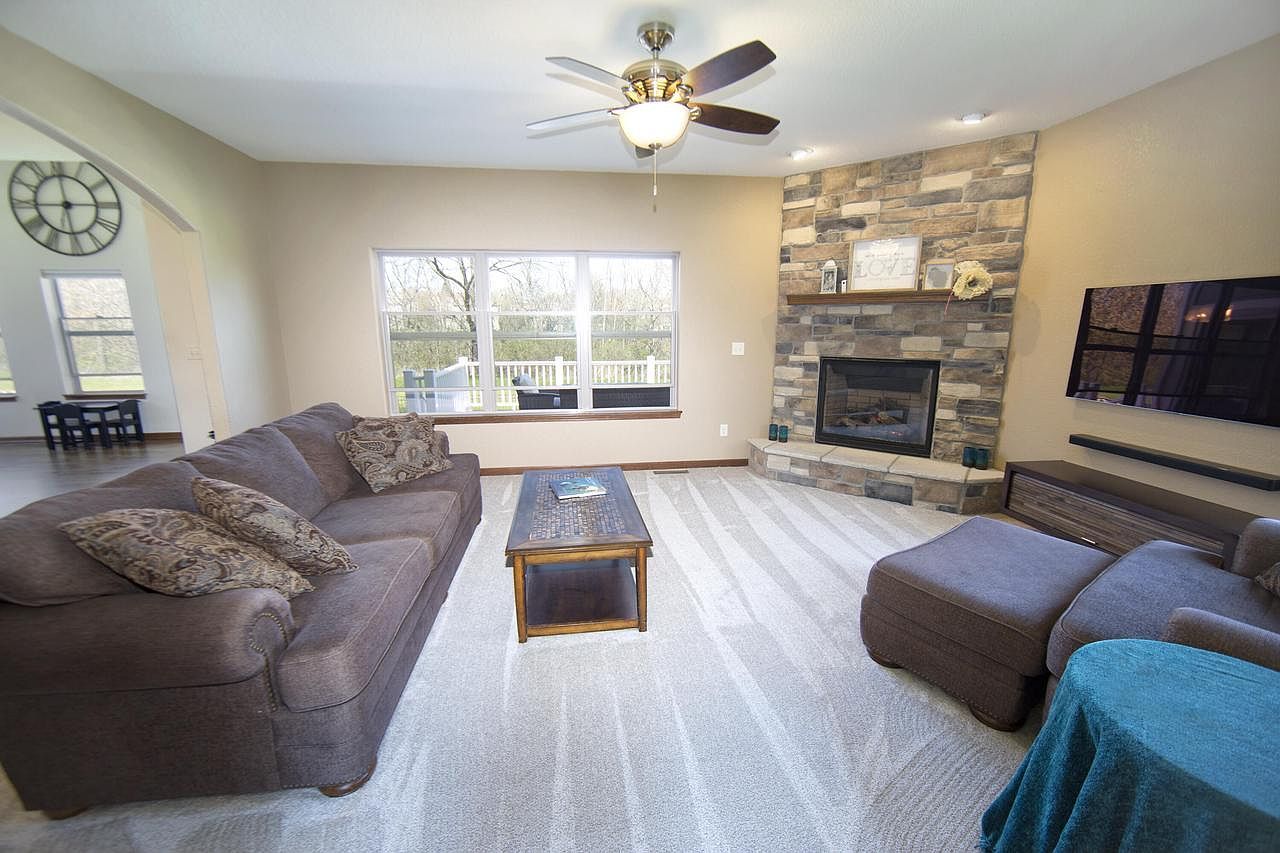 1822 Rockridge Way Waukesha, WI 53188 - Thumbnail 3