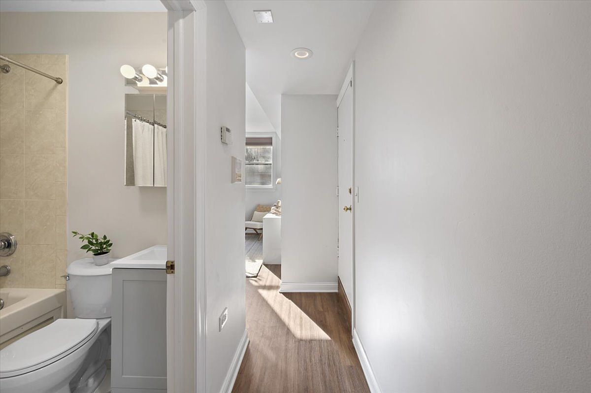 3806 W Belle Plaine Ave #G Chicago, IL 60618 - Thumbnail 3