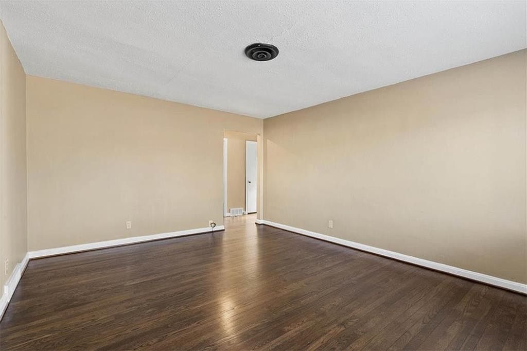 2319 S Cedar Ave Independence, MO 64052 - Thumbnail 3