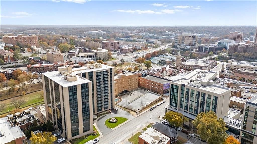 4545 Wornall Rd APT 1110 Kansas City, MO 64111 - Thumbnail 3