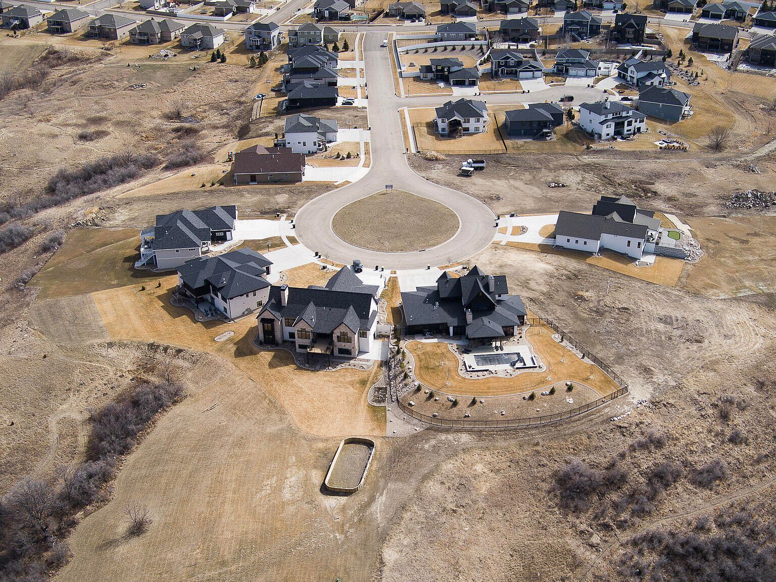 1501 Crest Rd Bismarck, ND 58503 - Thumbnail 3